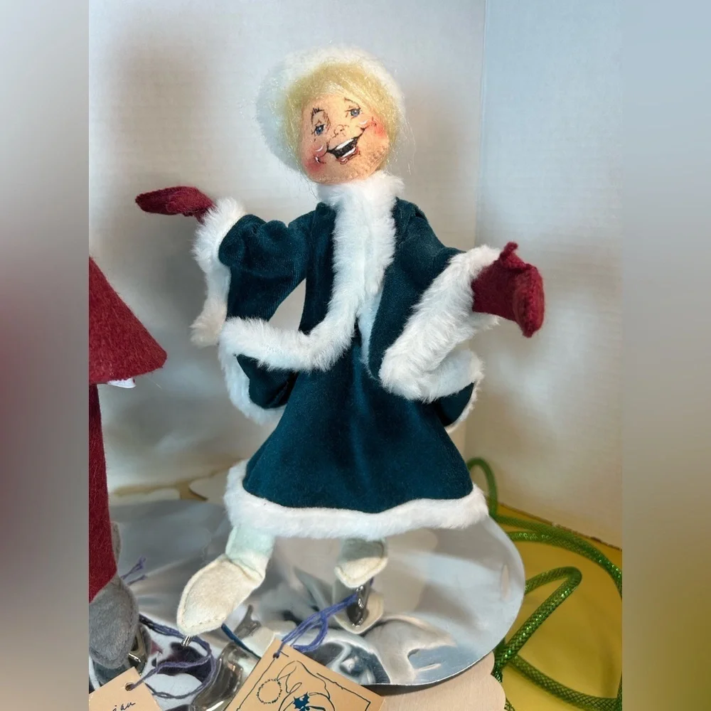 - Annalee Victorian Ice Skating Couple.